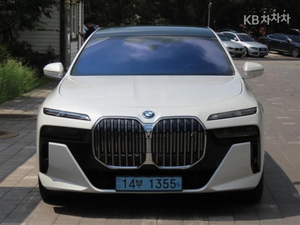 BMW i7