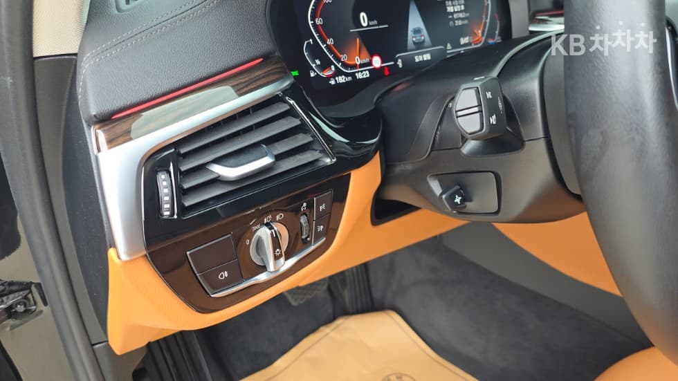 بي إم دبليو - 5-Series | All New 520 Luxury 13