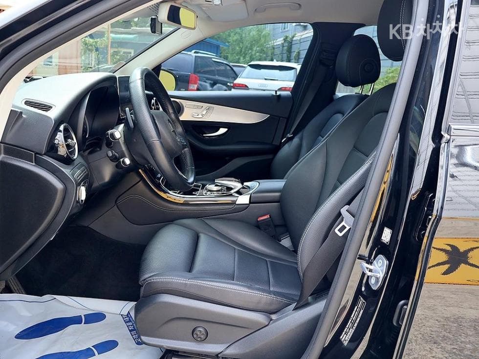 Mercedes-Benz - GLC-Class | 350 4Matic Base 12