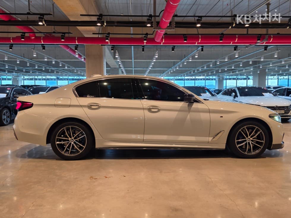 BMW - 5-Series | All New 520 Luxury 3