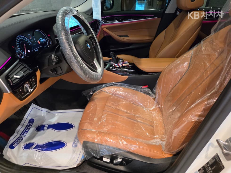 BMW - 5-Series | All New 520 Luxury 13