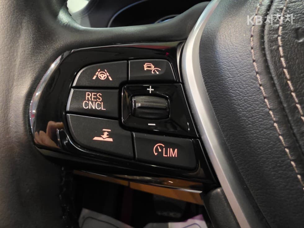 BMW - 5-Series | All New 520 Luxury 17