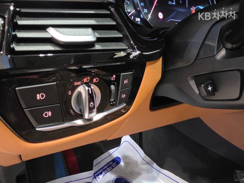 BMW - 5-Series | All New 520 Luxury 19