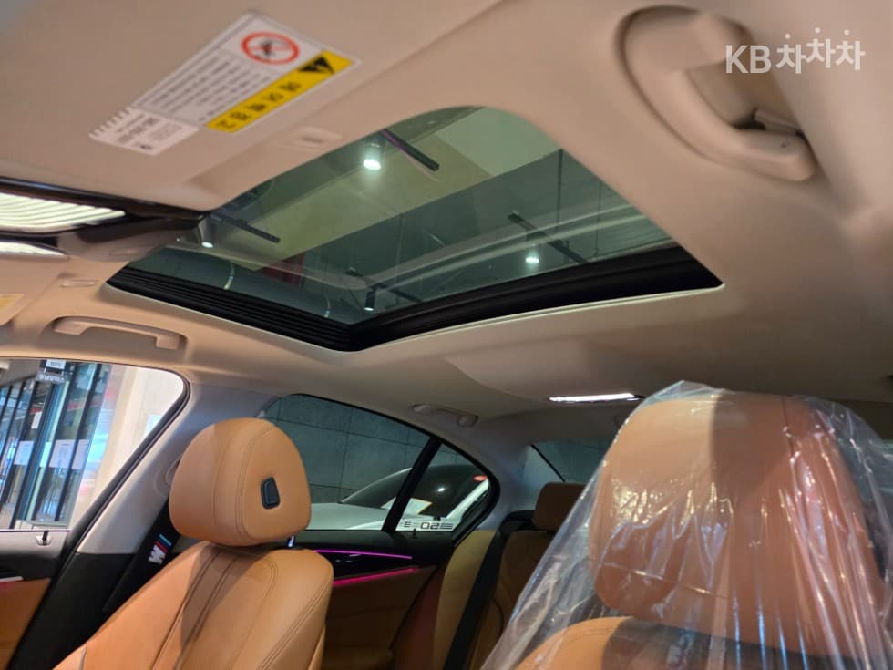 BMW - 5-Series | All New 520 Luxury 11