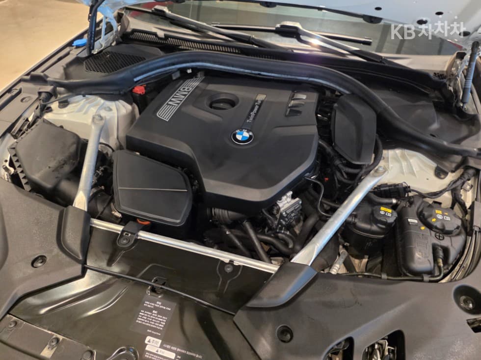 BMW - 5-Series | All New 520 Luxury 25