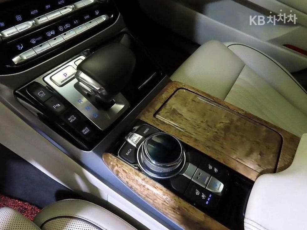 Genesis - EQ900 | 5.0 GDI AWD Prestige 12
