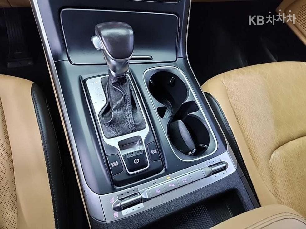 كيا - كارنيفال | 4Gen G3.5 GDI 9Seater Prestige 8