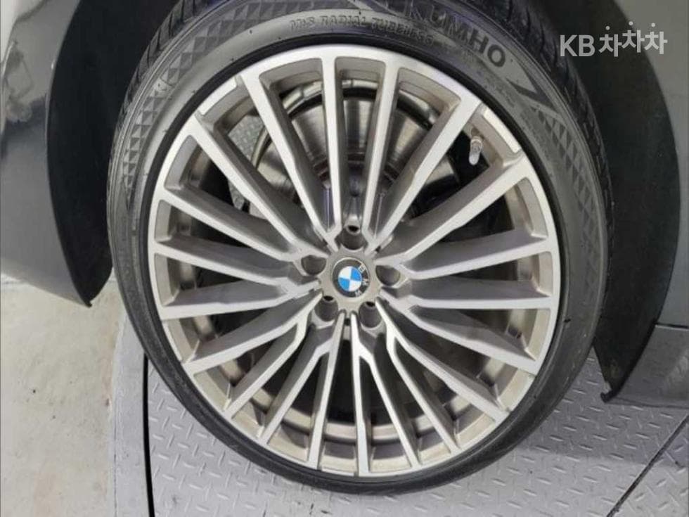 BMW - 7-Series | 740 xDrive M Sport 5