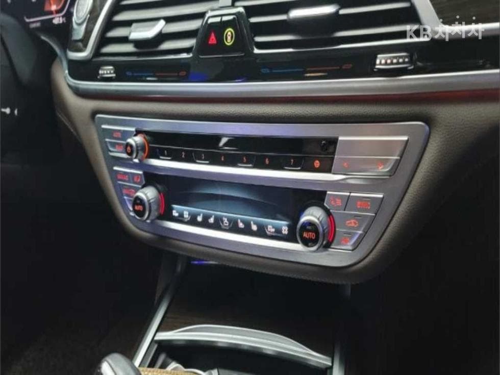 BMW - 7-Series | 740 xDrive M Sport 17