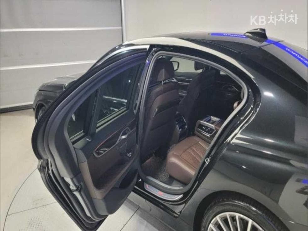 BMW - 7-Series | 740 xDrive M Sport 18