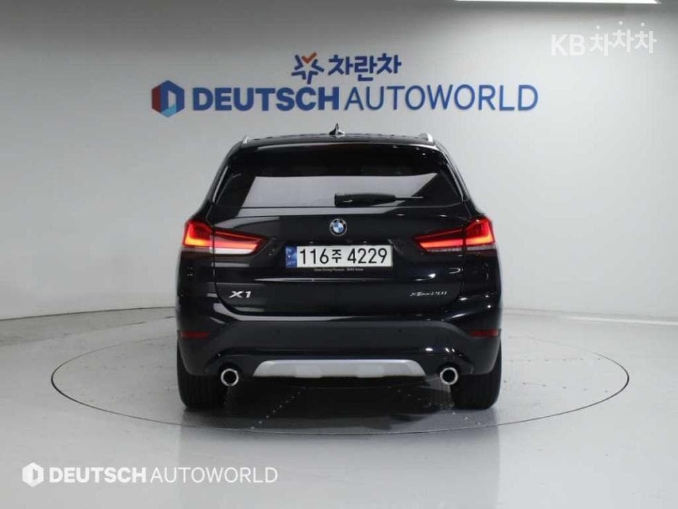 BMW - X1 | xDrive 20 M Sport Package 4