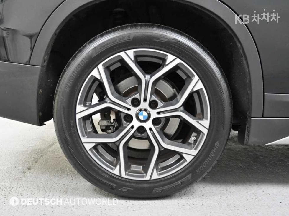 BMW - X1 | xDrive 20 M Sport Package 5