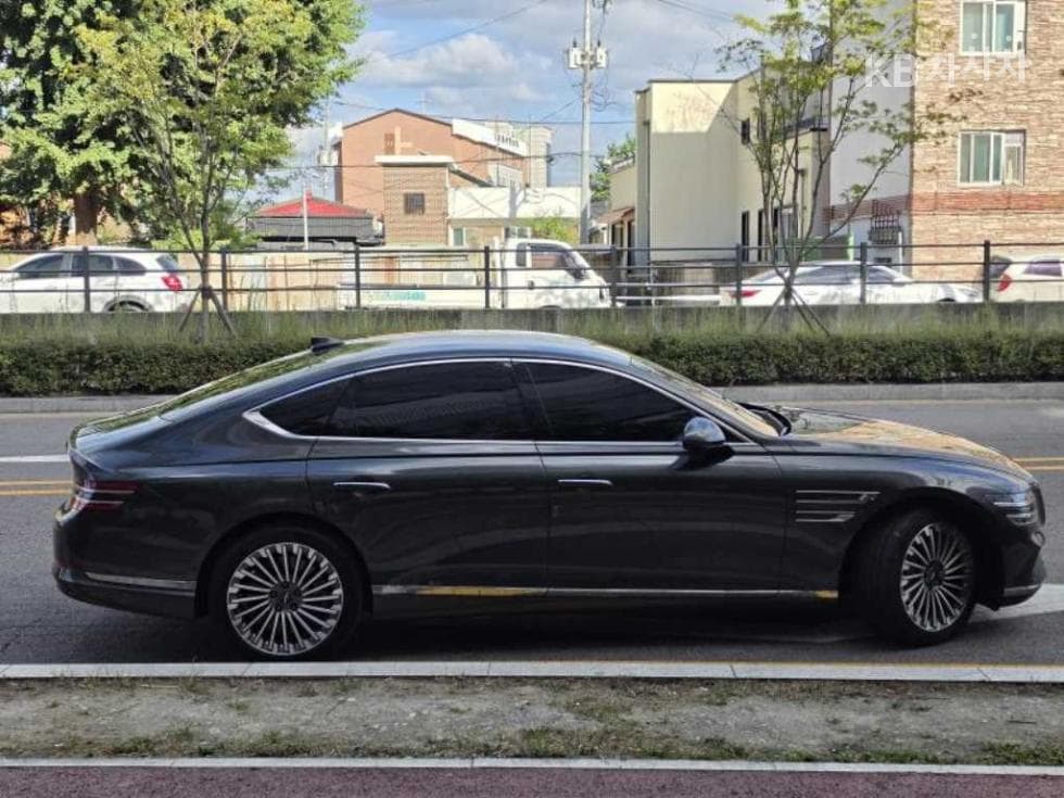 Genesis - G80 | ELECTRIFIED EV Base 4