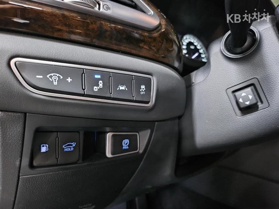 جينيسيس - G90 | 3.8 GDi Luxury 17