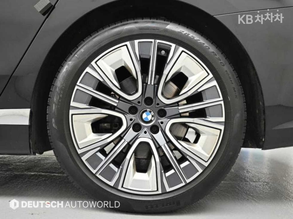 BMW - 7-Series | 740 sDrive M Sport Executive 5
