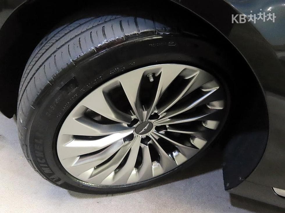 Genesis - EQ900 | 3.8 GDI AWD Premium Luxury 20