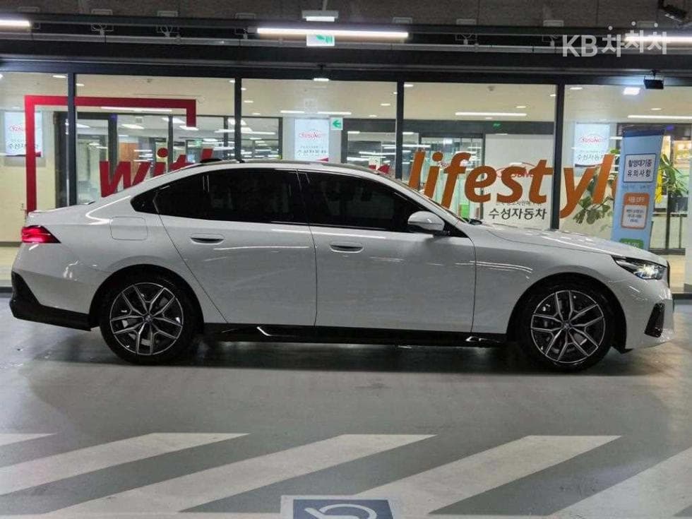 BMW - 5-Series | New 520 M Sport 3