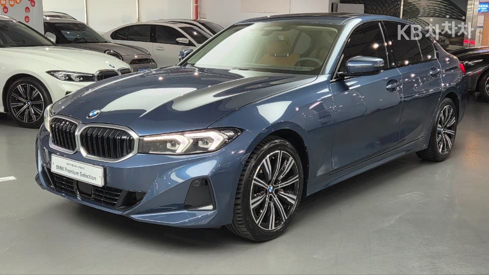 BMW - 3-Series | 320 Base 2