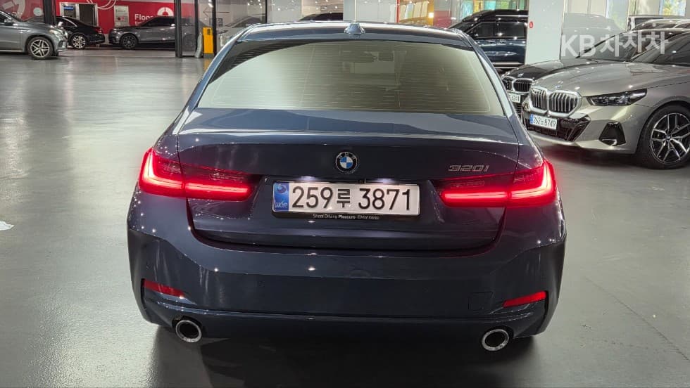 BMW - 3-Series | 320 Base 3