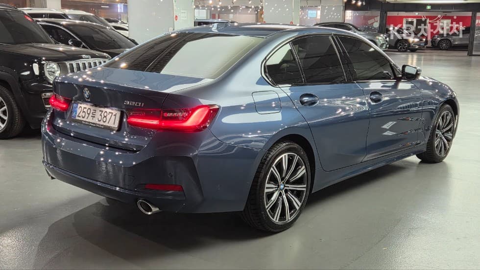 BMW - 3-Series | 320 Base 4