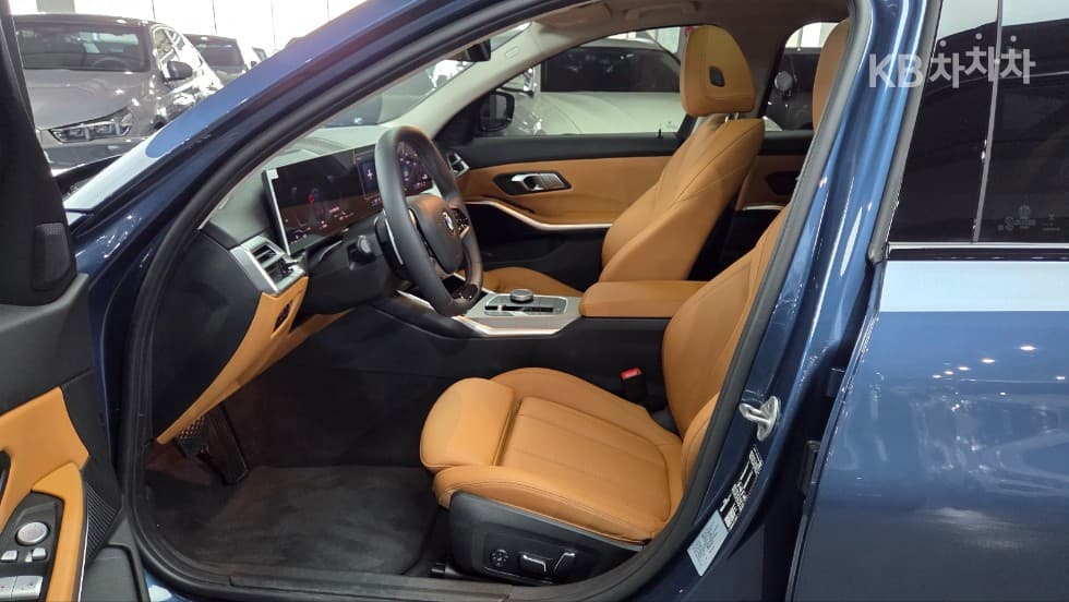 BMW - 3-Series | 320 Base 9