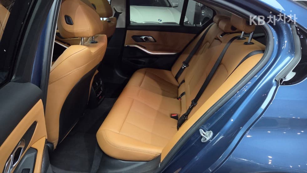 BMW - 3-Series | 320 Base 10