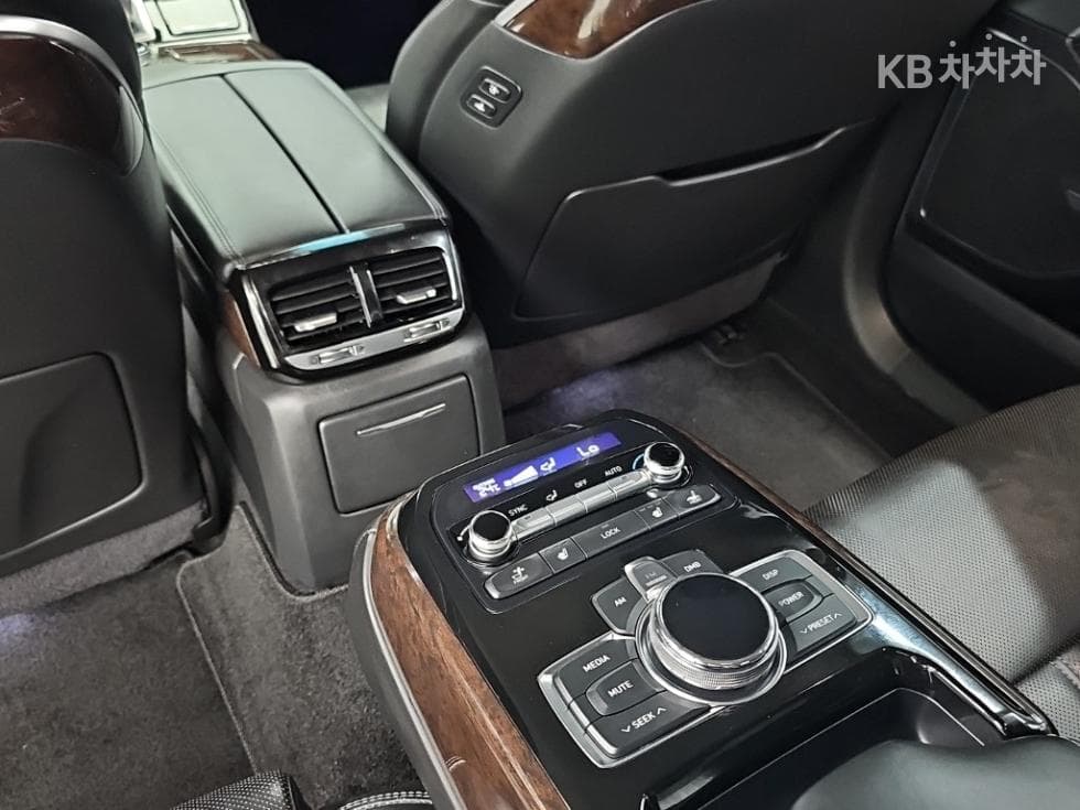 Genesis - EQ900 | 3.8 GDI AWD Luxury 13