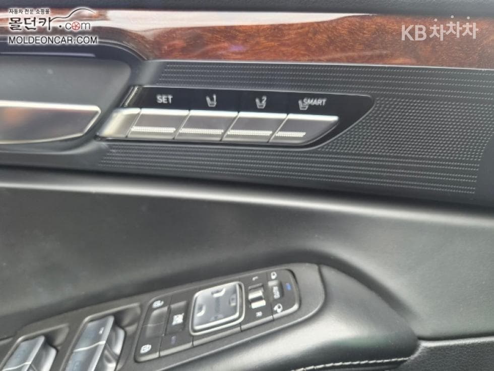 Genesis - EQ900 | 3.8 GDI AWD Premium Luxury 8