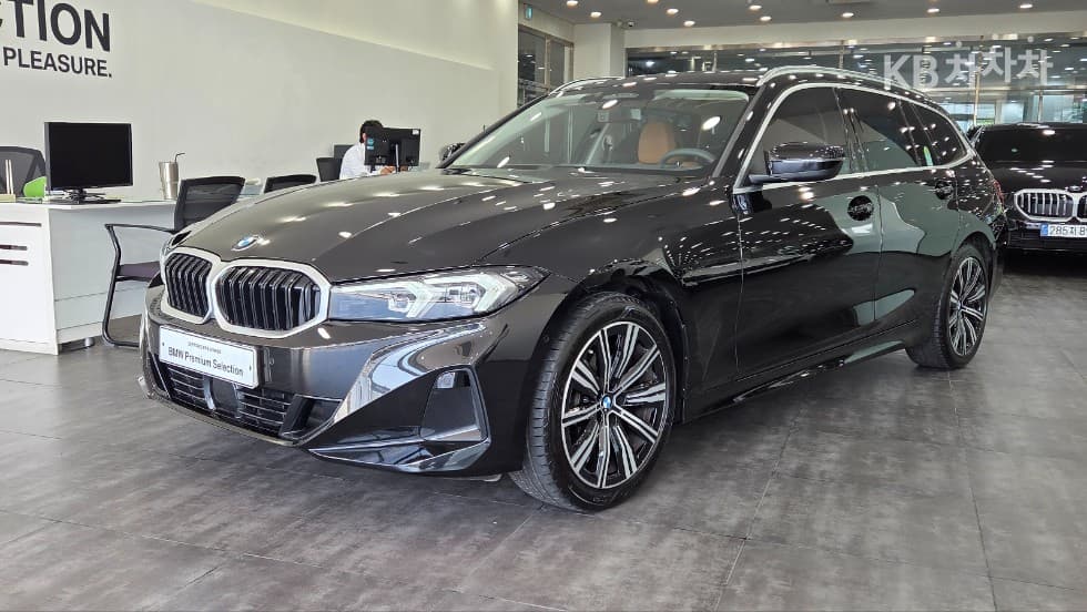 BMW - 3-Series | 320 Touring Base 2