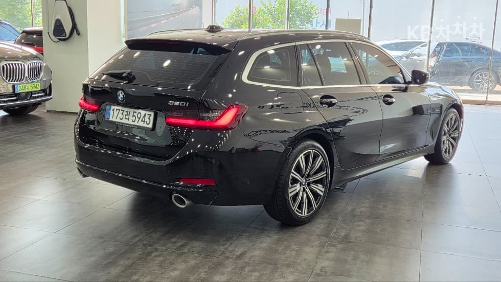 BMW - 3-Series | 320 Touring Base 4