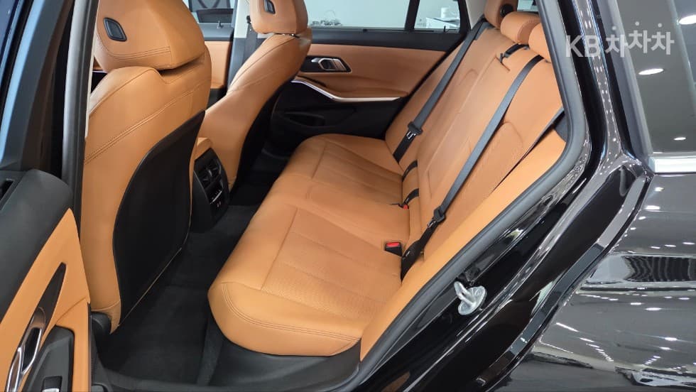 BMW - 3-Series | 320 Touring Base 9