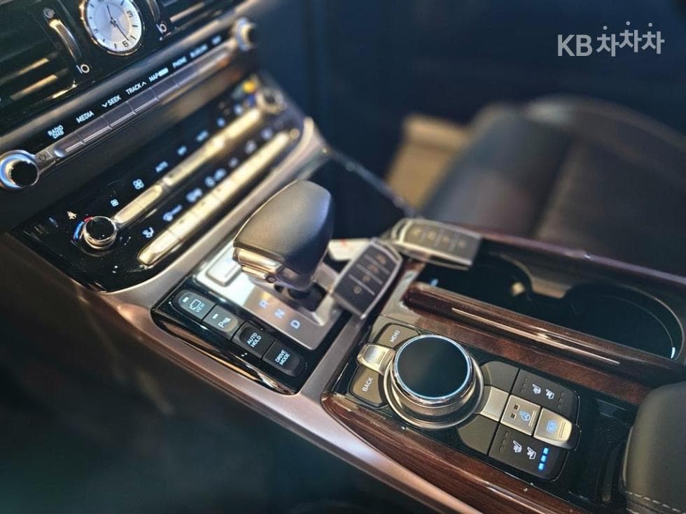 Genesis - EQ900 | 5.0 GDI AWD Prestige 8