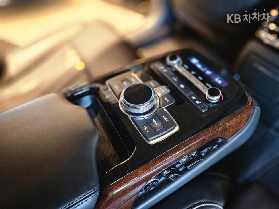 Genesis - EQ900 | 5.0 GDI AWD Prestige 13