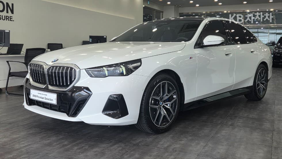 BMW - 5-Series | New 523 M Sport 2