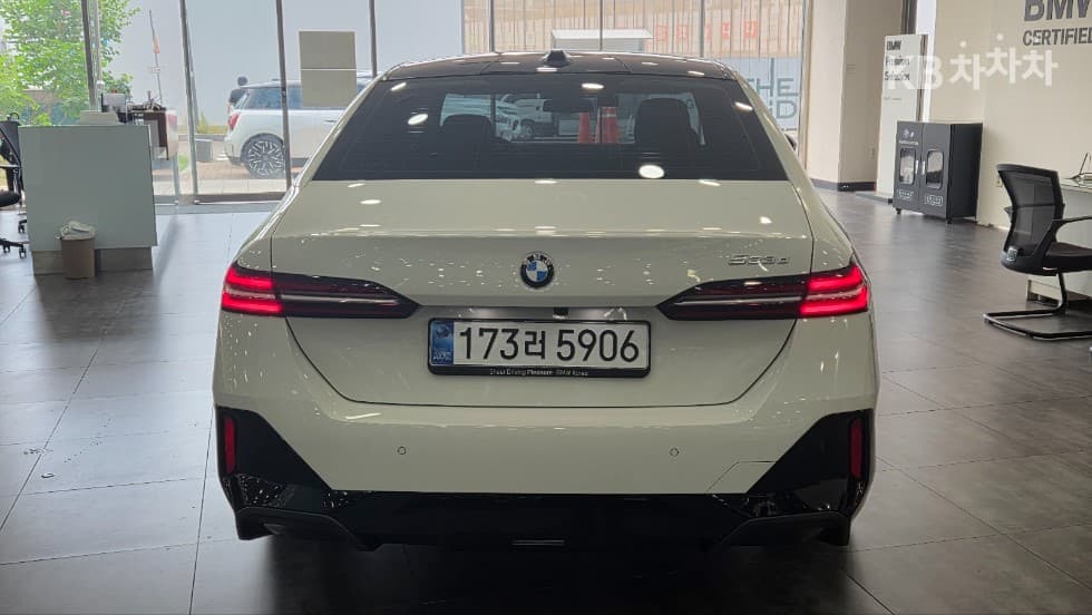 BMW - 5-Series | New 523 M Sport 3