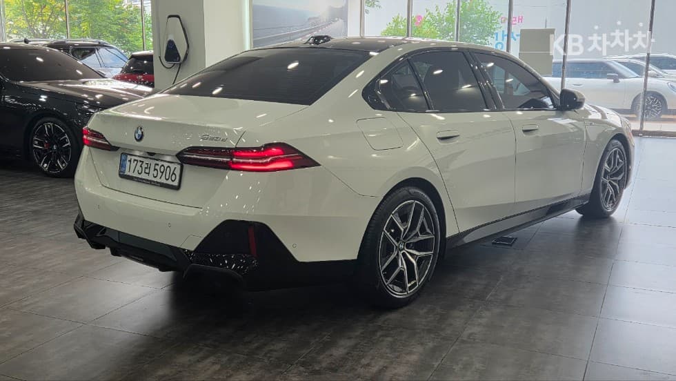 BMW - 5-Series | New 523 M Sport 4