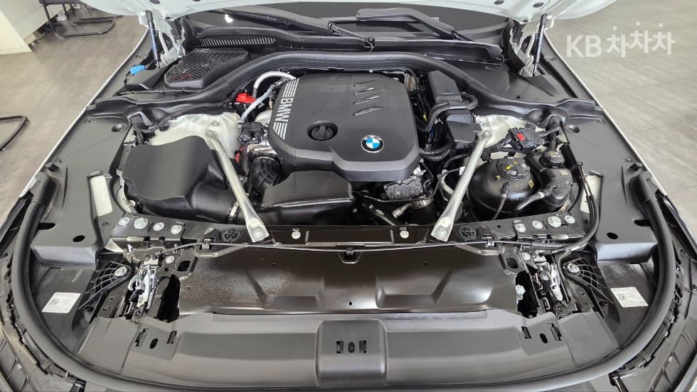 BMW - 5-Series | New 523 M Sport 6