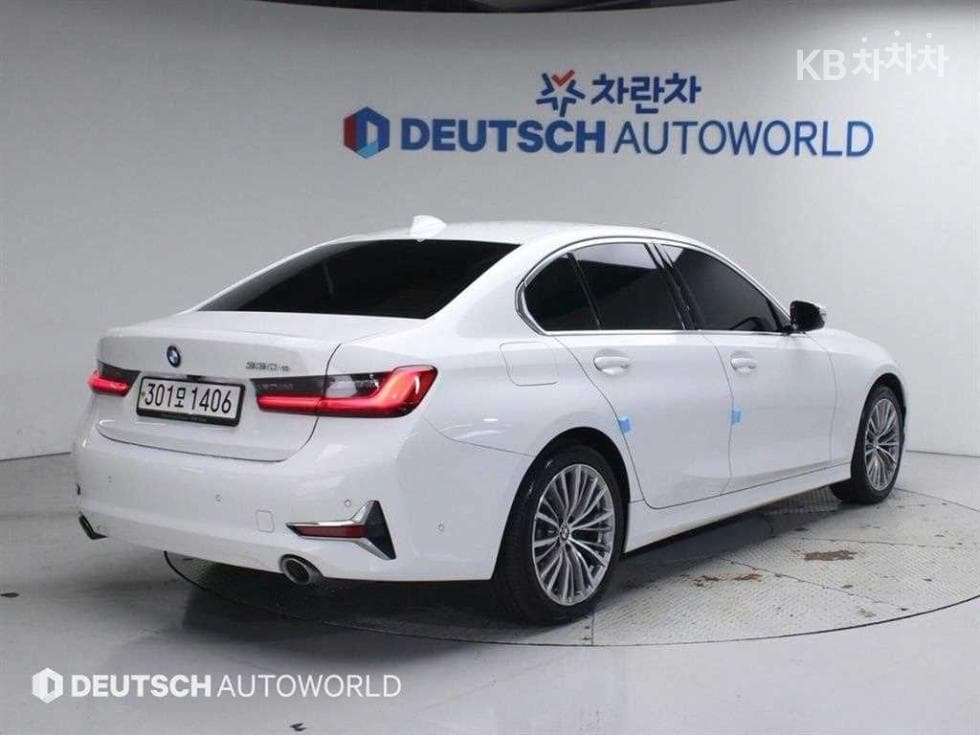 BMW - 3-Series | 330 Luxury 2