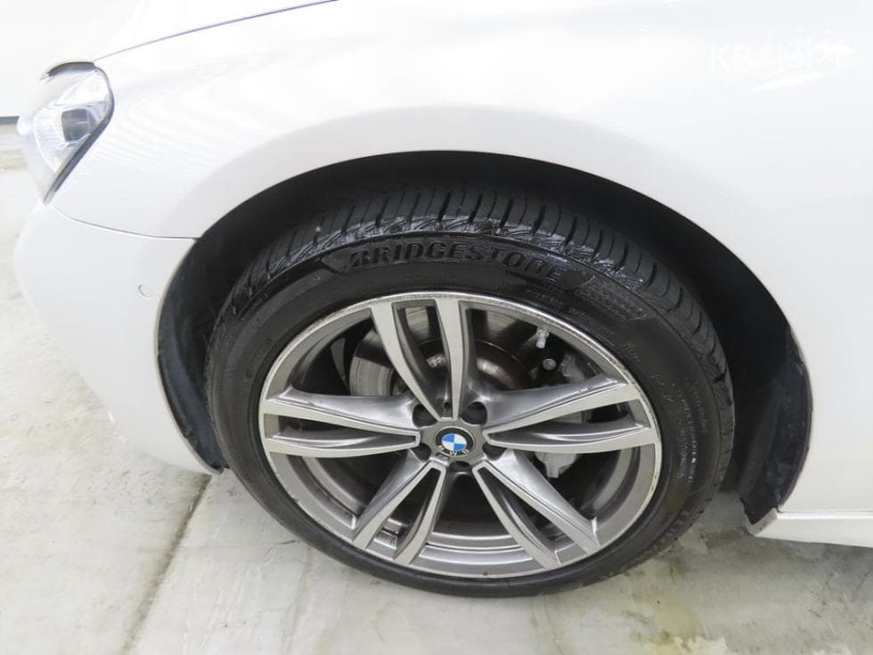 BMW - 7-Series | 730 xDrive M Sport 9