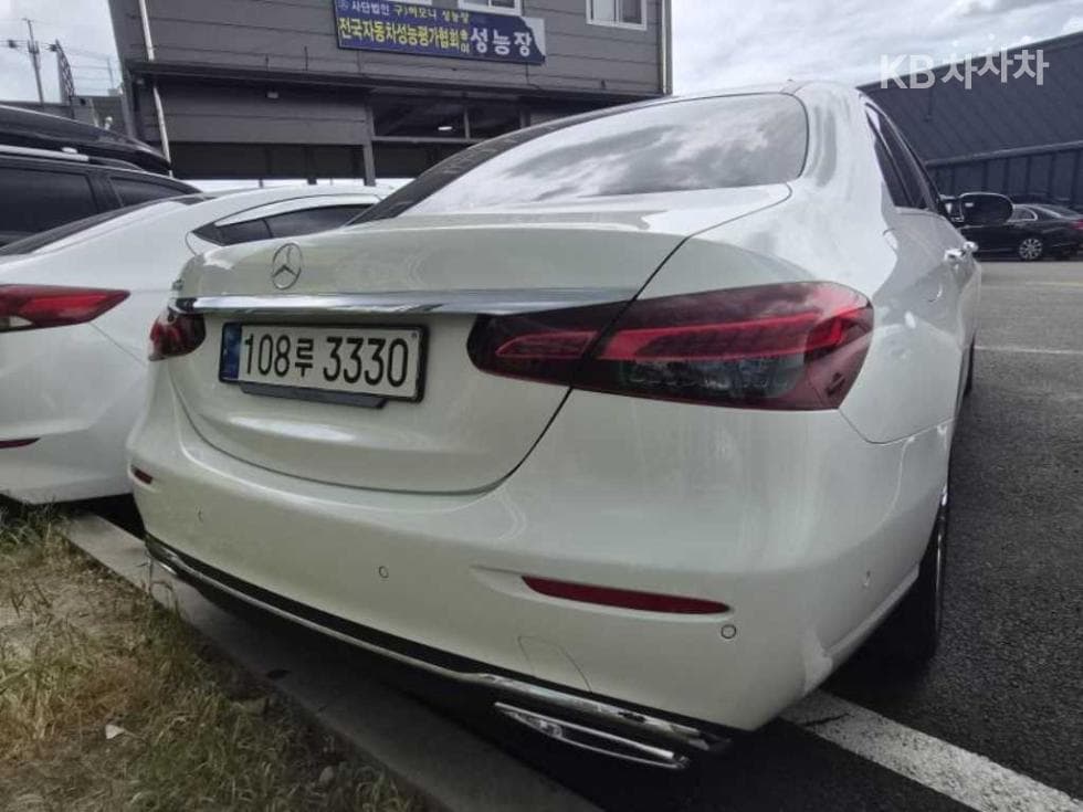Mercedes-Benz - E-Class | E250 Exclusive 3