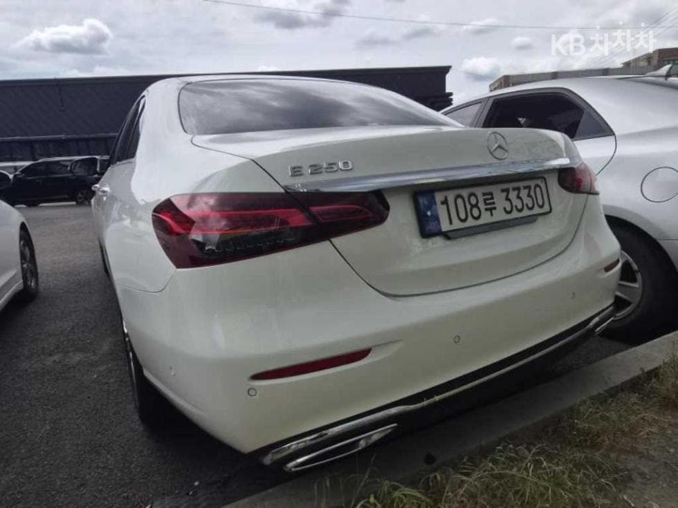 Mercedes-Benz - E-Class | E250 Exclusive 4