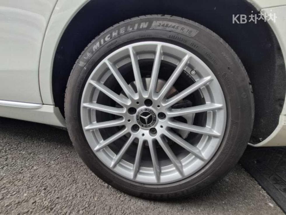 Mercedes-Benz - E-Class | E250 Exclusive 5