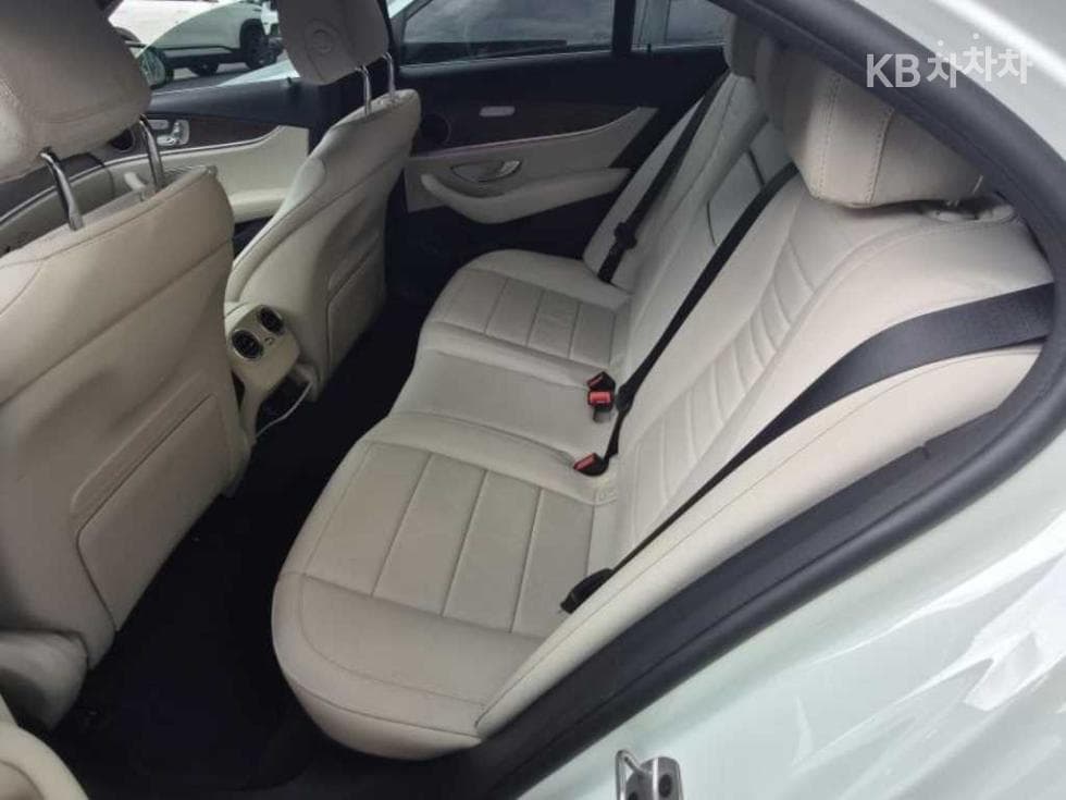 Mercedes-Benz - E-Class | E250 Exclusive 6