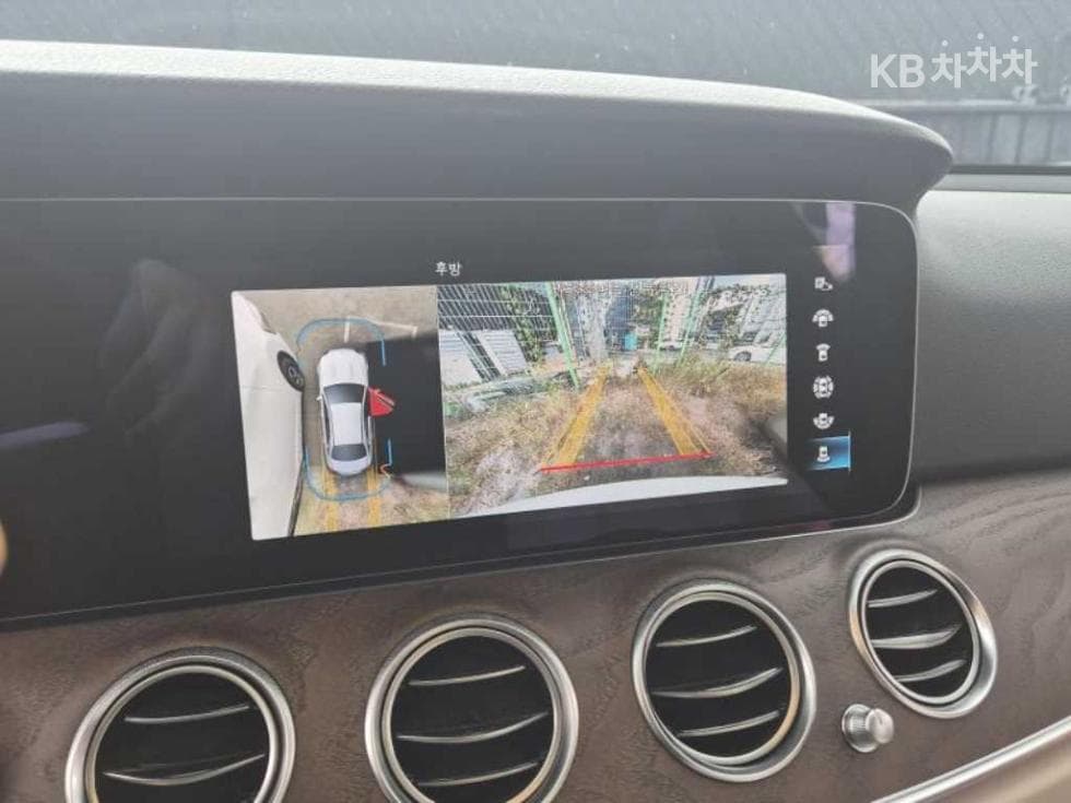 Mercedes-Benz - E-Class | E250 Exclusive 10