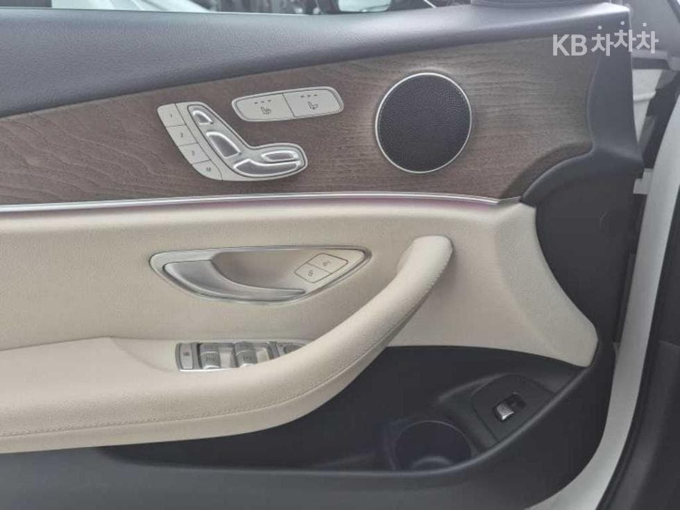 Mercedes-Benz - E-Class | E250 Exclusive 12