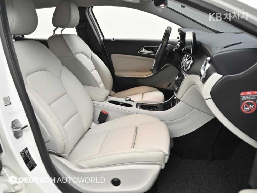 Mercedes-Benz - GLA-Class | X156 220 Base 10