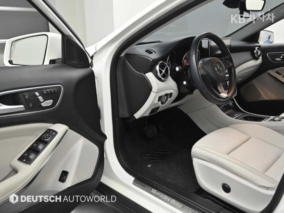 Mercedes-Benz - GLA-Class | X156 220 Base 11