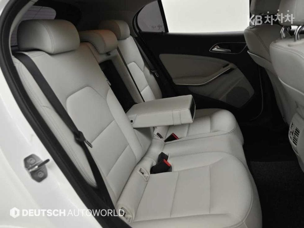 Mercedes-Benz - GLA-Class | X156 220 Base 12