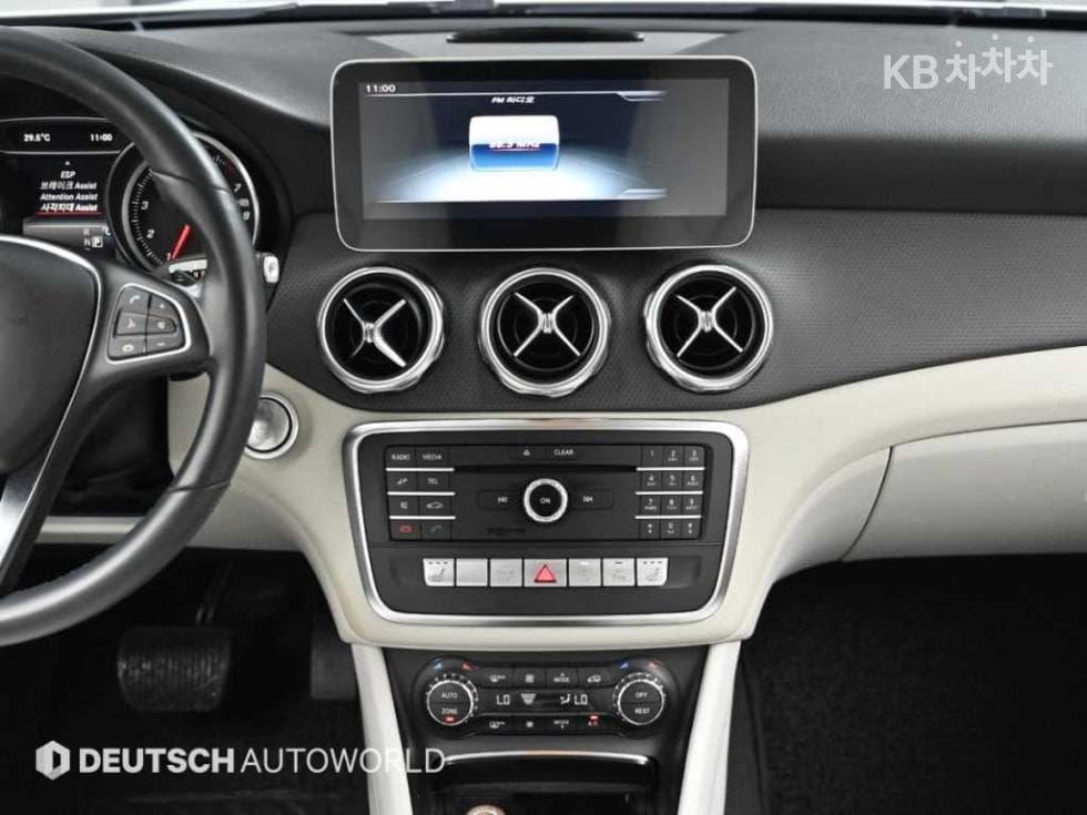Mercedes-Benz - GLA-Class | X156 220 Base 14