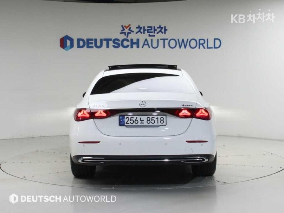 Mercedes-Benz - E-Class | E300 4MATIC Exclusive 4